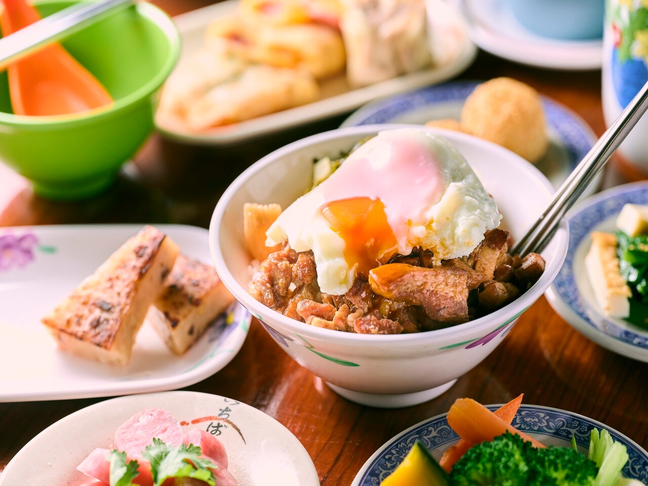 甘辛い味付けでごはんが進む魯肉飯。