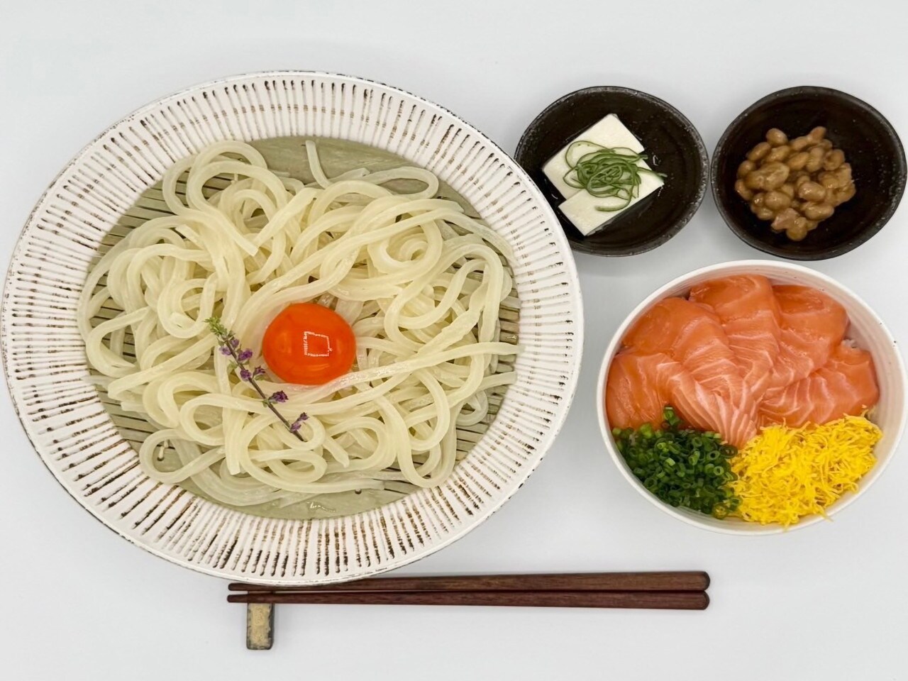 うどんセット【うどん（温又は冷）、「山幸」のミニネギトロ丼又はミニサーモン丼】