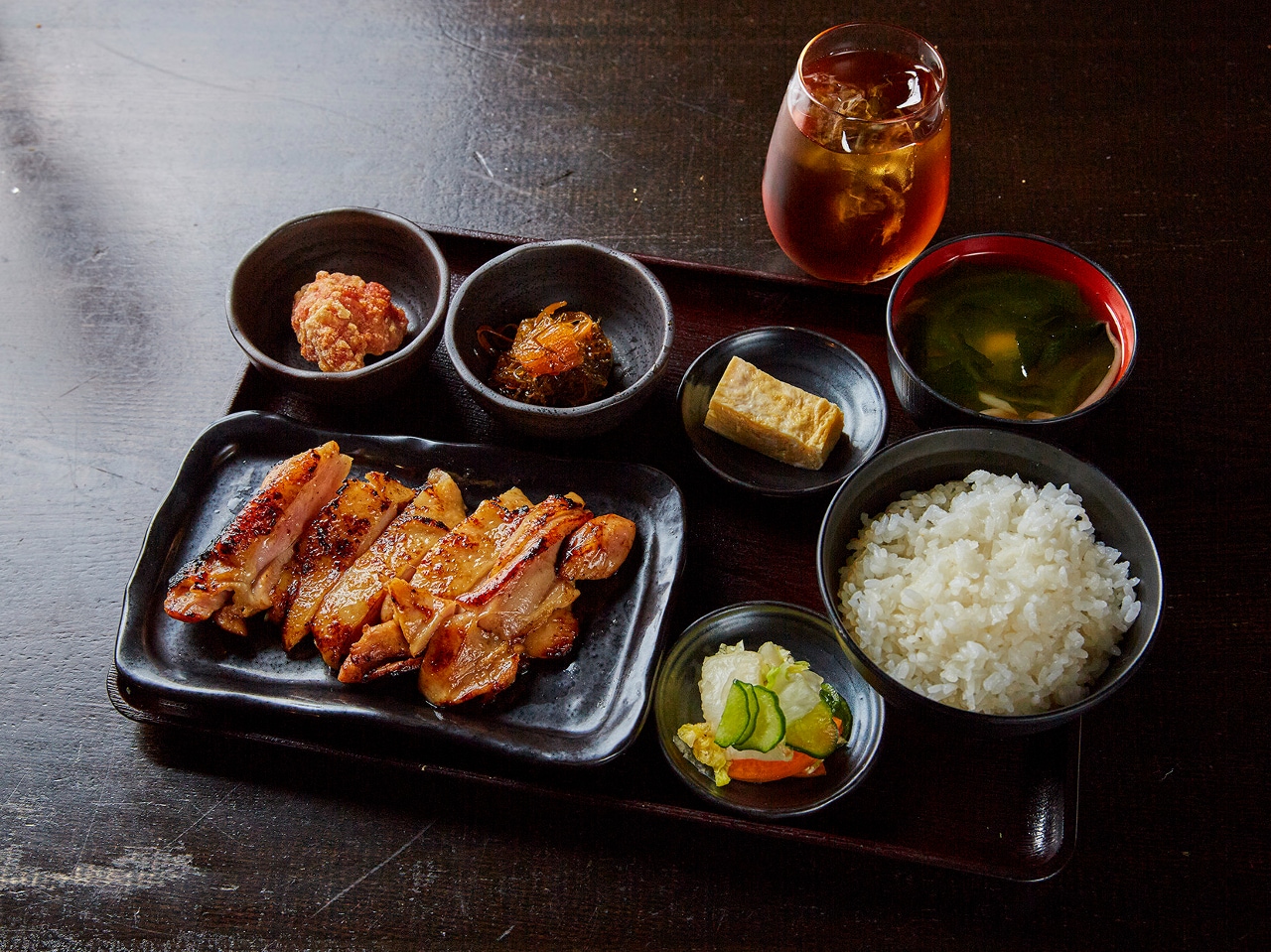 「鶏の味噌焼き」をメインに朝食を彩る小鉢を添えた「和定食」