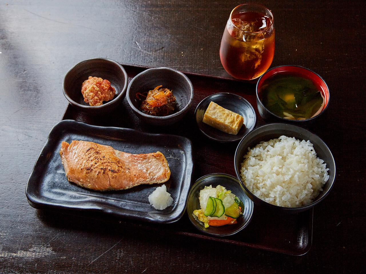 「季節の焼き魚」をメインに朝食を彩る小鉢を添えた「和定食」※「季節の焼き魚」は時季、仕入れ状況により魚の種類が異なります。