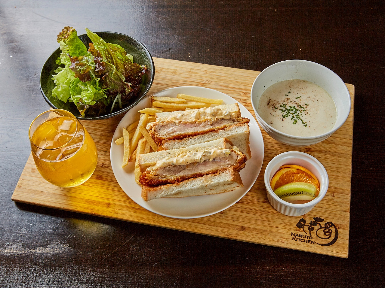 「チキンカツサンド」がメインのフルーツ付「洋定食」