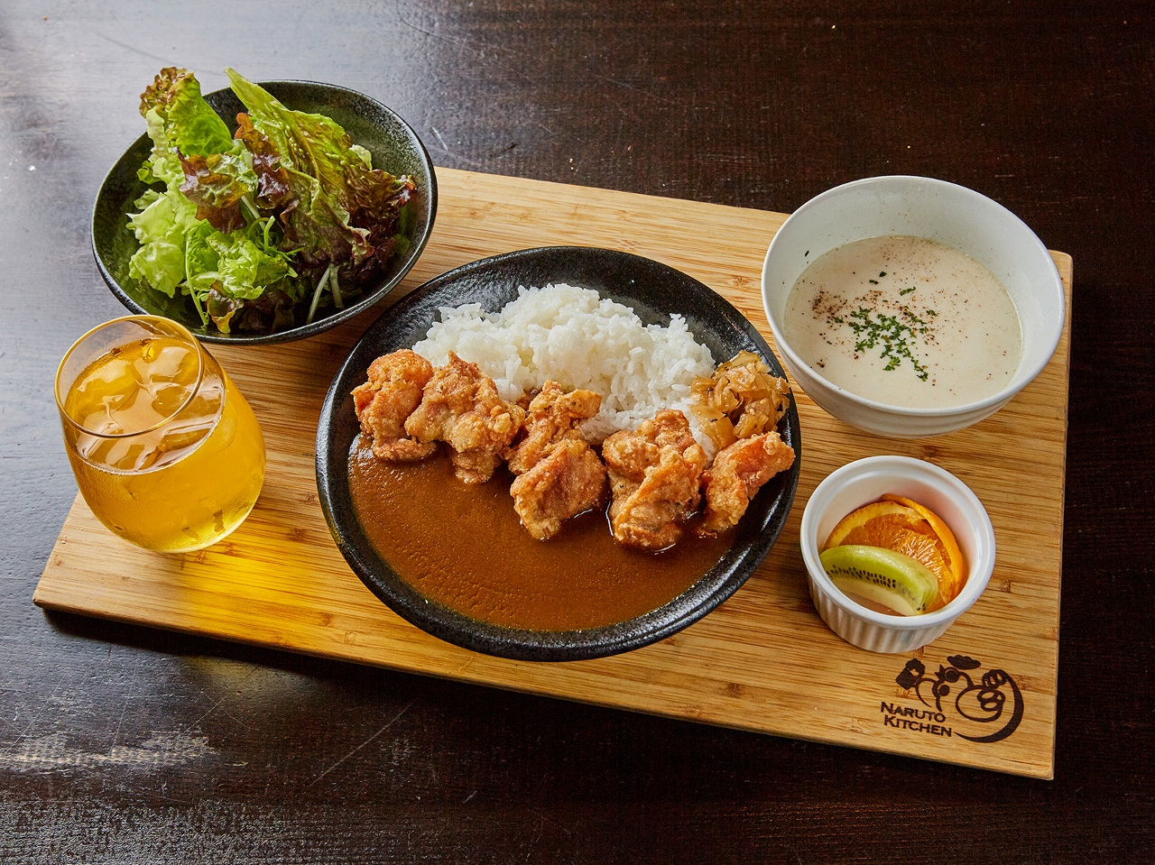 「ザンギカレー」がメインのフルーツ付「洋定食」