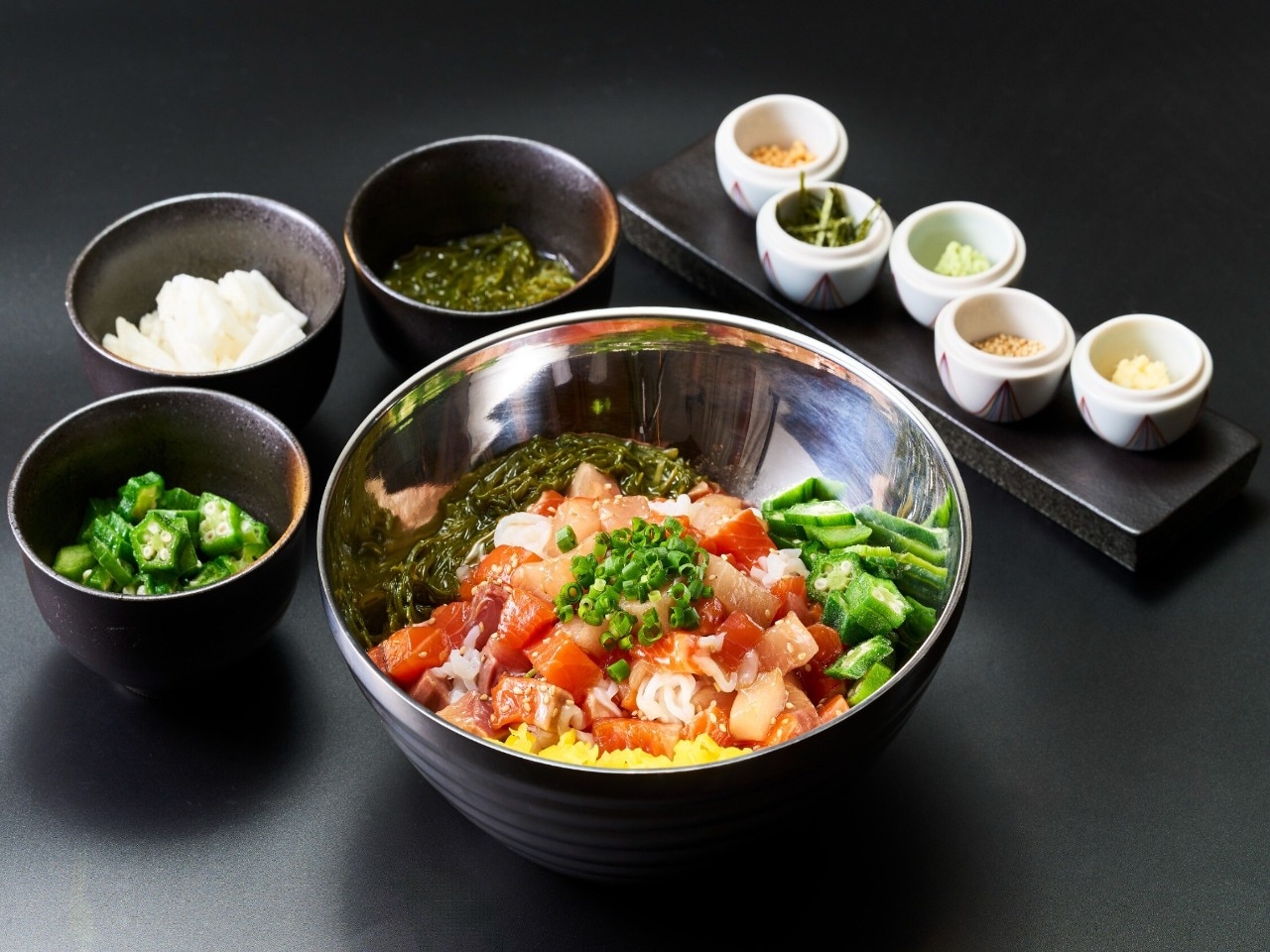 ブリと季節代わりの海鮮漬け丼